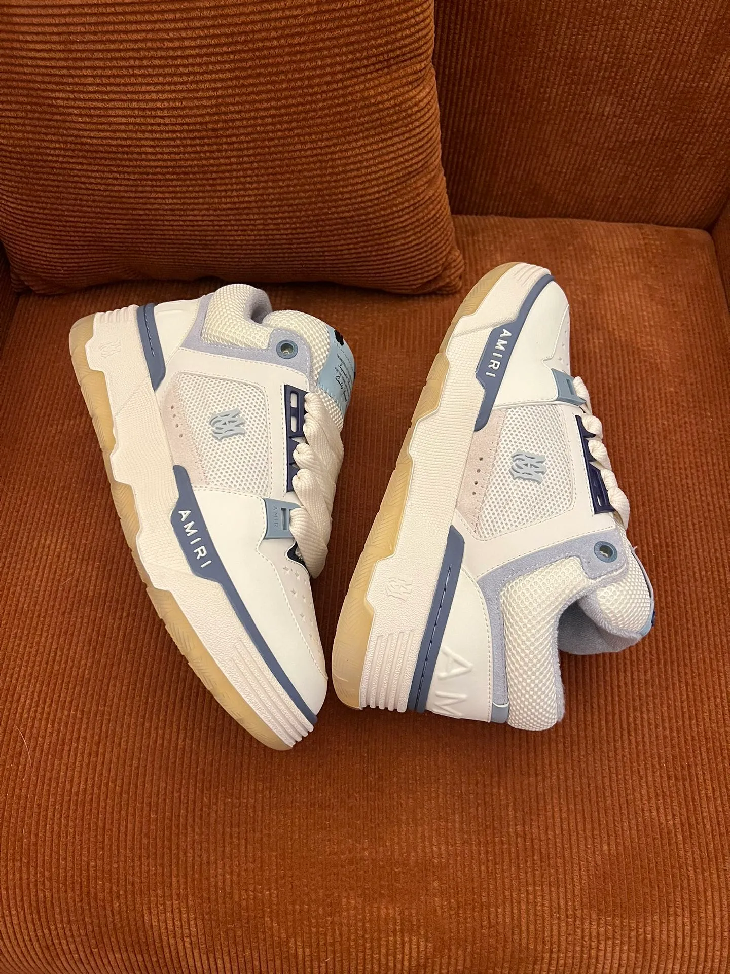 p620💰Men's shoes Amiri Emile's 2023 spring and summer new MA-1 bread shoes, couple models, casual sports shoes, sneakers Amiri gave up the rock punk style in the new season and used a large number of unsaturated colors, Morandi tones, whether you see or wear them, it will make people very happy. The large tongue of the bread shoes continues, shortens the length of the shoe body, thickens the midsole, and the toe part is more rounded. Amiri's brand letters and MA logo appear on the side of the shoe. Fabric: Original customized imported first-layer cowhide + mesh. Lining: Original customized breathable towel lining. Outsole. Foam combination material. Bottom thickness: 4CM. Size: Men's 39-45